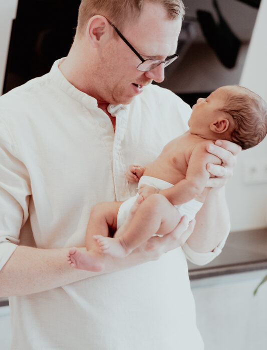dad and new born